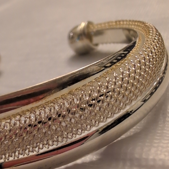 Elegant 925 Silver Cuff Bracelet - Picture 10 of 10